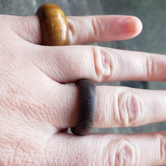 Lot of Two Wooden Rings - Picture 2 of 3